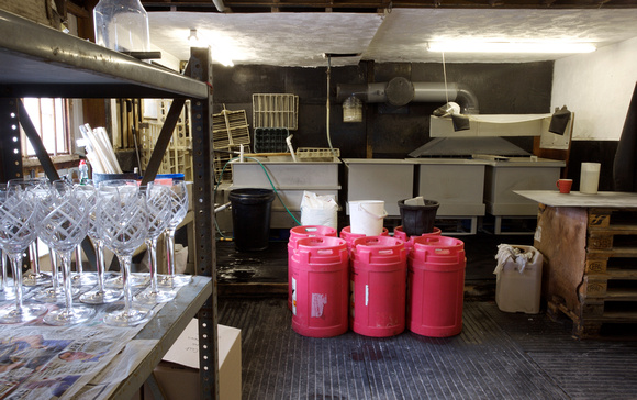 These facilities are usually used to polish cut crystal glass.